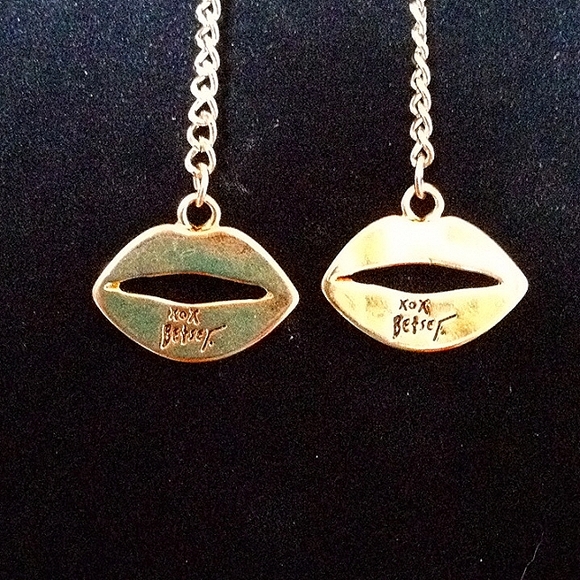 New Vintage! BETSEY JOHNSON First Date Collection Dangling Lips Earrings. - Picture 6 of 8